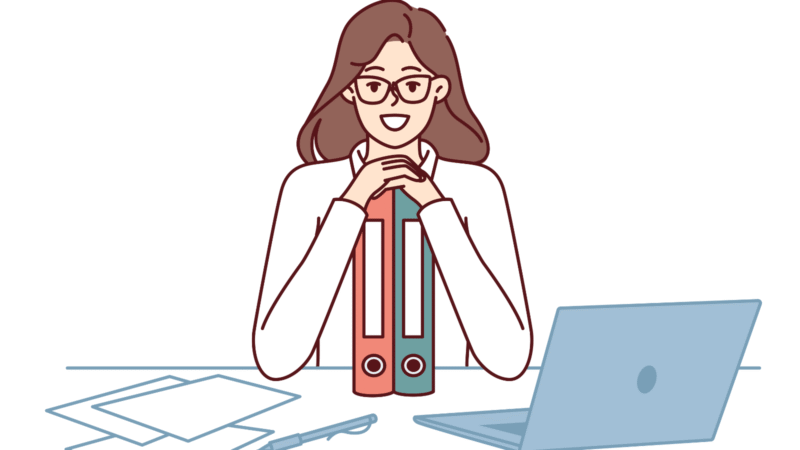 ファイルの上で手を組んでいる女性
