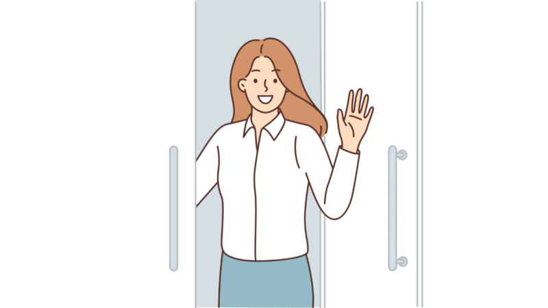 ドアの前で手を振る女性